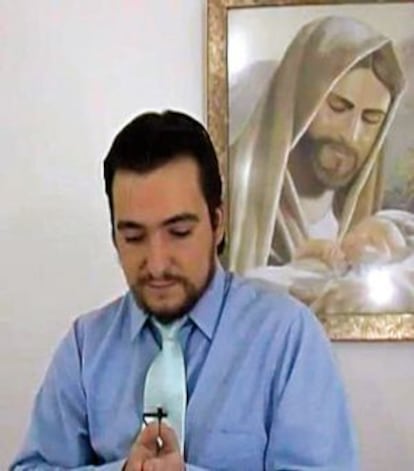 Imagen de Ignacio González de Arriba en la web de la secta, junto a un cuadro de Cristo.