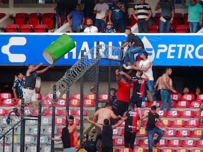 Un momento de la batalla campal del sábado en el estadio La Corregidora de Querétaro.