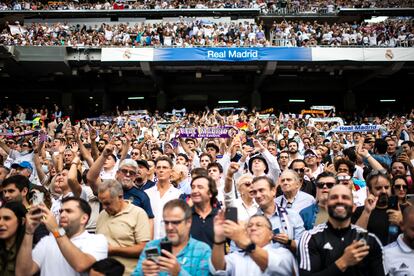 Ambiente en el estadio Santiago Bernabéu antes de iniciarse el partido.