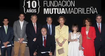 Su Majestad la Reina e Ignacio Garralda junto con algunos de los representantes de los grupos de investigacion.