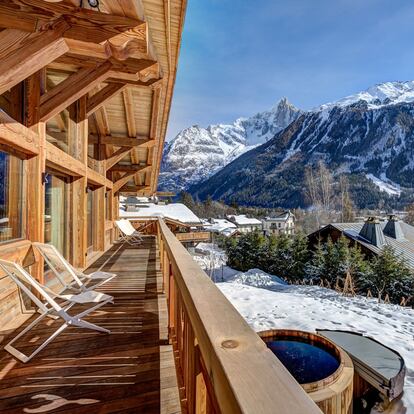 Situado en la francesa Saint-Nicolas de Véroce, este alojamiento rezuma el encanto de un chalet alpino, con la madera y los cuidados tejidos como protagonistas de sus 17 habitaciones. Su ubicación le proporciona unas vistas de postal, que se pueden admirar mientras se toma un baño en su piscina exterior climatizada o en sus jacuzzis al aire libre.
Precio: desde 361 euros.