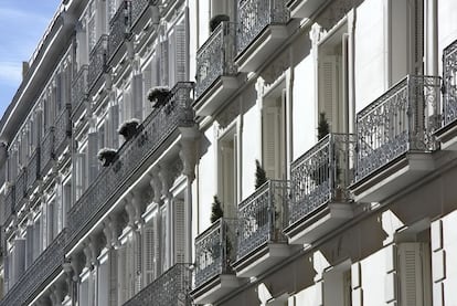 Calle Villalar, 3 a 13. Pisos de alquiler construidos por el Marqués de Cubas con cuidada rejería de forja en los balcones y recercados de puertas tallados en granito.