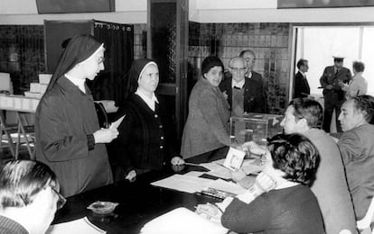 Dos religiosas en el momento de depositar el voto en su colegio electoral.