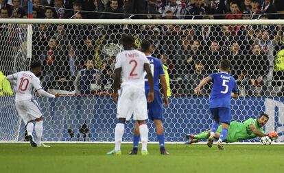 Buffon detiene un penalti a Lacazette, del Olympique de Lyon.