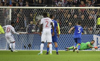 Buffon detiene un penalti a Lacazette, del Olympique de Lyon.