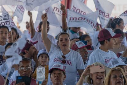 Militantes de Morena en un mítin en la colonia Sol de Oriente en Torreón.