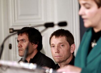 El dirigente de la izquierda abertzale, Rufi Etxeberria, junto a la dirigente de Aralar, Rebeka Ubera.