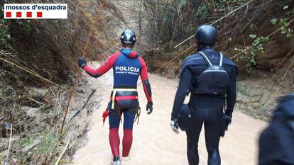 La policia catalana, durant un rastreig.
