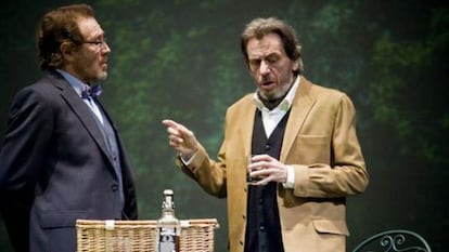 Los actores Juan Gea y Fernando Conde interpretando &quot;Un extra&ntilde;o encuentro&quot;.
