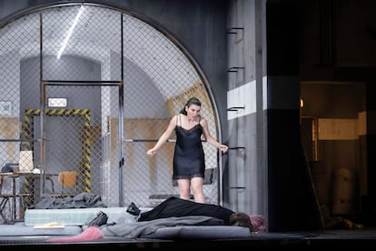 Cleopatra (Olga Kulchynska), horrorizada al contemplar el supuesto cadáver de Giulio Cesare (Christophe Dumaux).