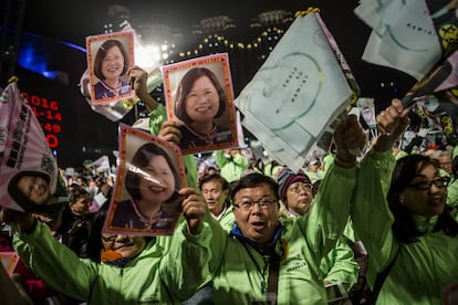 Tsai Ing-wen, candidata presidencial del Partido Demócrata Progresivo (PDD) de Taiwán, saluda a sus seguidores tras conocerse los resultados que le dan la victoria.