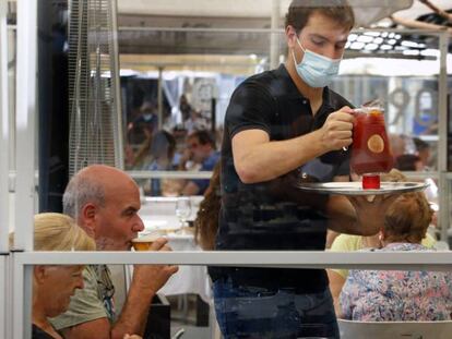 Un camarero sirve una sangria en un restaurante de Pamplona. 