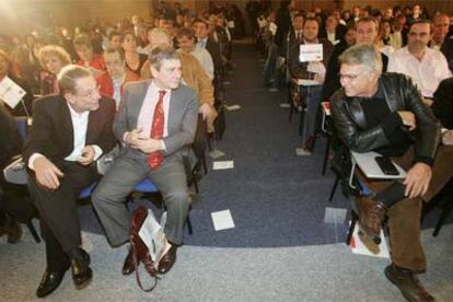 En primer término, Javier Solana, Enrique Barón y Felipe González, en el Comité Federal del PSOE.