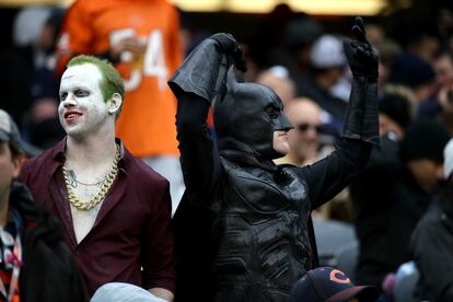 Dos personas disfrazadas de Batman y Joker asisten al partido entre los Chicago Bears y los New York Jets, en Chicago (Estados Unidos), el 28 de octubre de 2018.