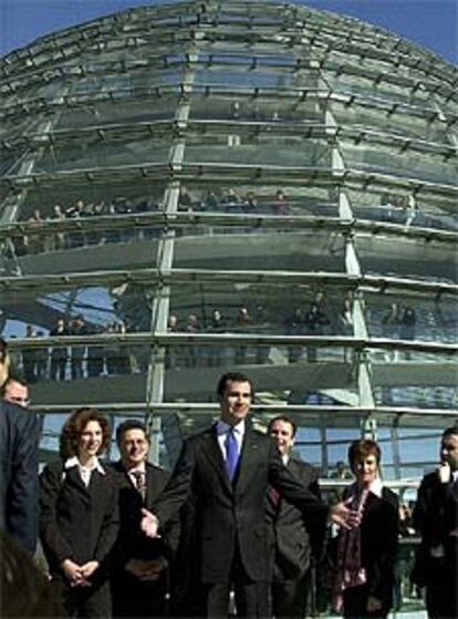 El Príncipe, durante su visita a la cúpula del Parlamento alemán, en Berlín.