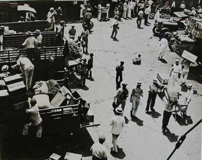 Camiones en el mercado, 1933