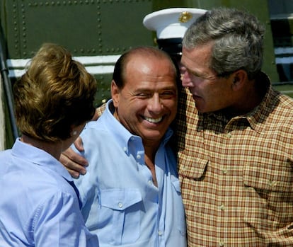 El presidente de EE UU, George W. Bush, abraza a Silvio Berlusconi, en presencia de la primera dama Laura Bush, a su llegada al rancho de Crawford, Texas.