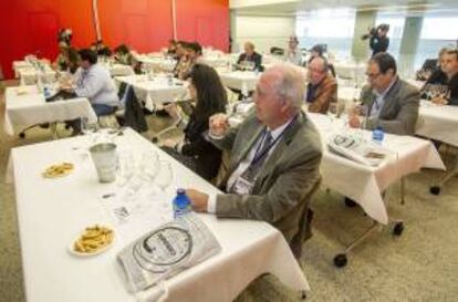 Varias personas participan en una cata de vinos que ha tenido lugar en el marco de la III edición de la iniciativa gastro-turística "Devora, es Burgos", un programa coordinado por el Ayuntamiento de la ciudad con la colaboración de los empresarios de hostelería y gastronomía.