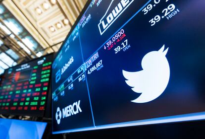 El logotipo de Twitter en el piso de la Bolsa de Valores de Nueva York tras una caída en las acciones de la red social debido a la incertidumbre sobre el plan informado de Elon Musk para comprar esa compañía, el pasado 16 de mayo.