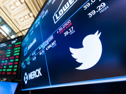 El logotipo de Twitter en el piso de la Bolsa de Valores de Nueva York tras una caída en las acciones de la red social debido a la incertidumbre sobre el plan informado de Elon Musk para comprar esa compañía, el pasado 16 de mayo.