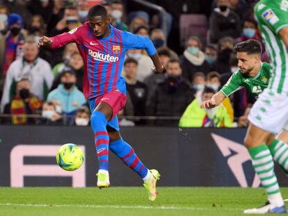 Dembélé frente a Alex Moreno y Víctor Ruiz, en el partido entre el Barcelona y el Betis en el Camp Nou.