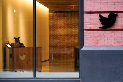 Una empleada, en la entrada de la sede de Twitter en Nueva York el 26 de octubre.