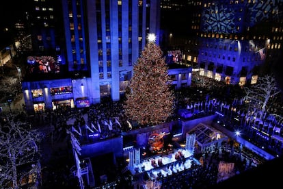 Un grupo de personas se reúne alrededor del árbol de Navidad iluminado en el Rockefeller Center en la ciudad de Nueva York (EE UU), el 28 de noviembre de 2018.