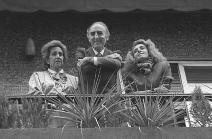 El empresario Emiliano Revilla saluda desde el balcón de su casa, acompañado de su mujer y su hija, tras su liberación de su secuestro por ETA durante 249 días, el 30 de octubre de 1988.
