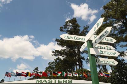 Señales en el club de golf que acoge el Masters de Augusta en Estados Unidos, el 3 de abril de 2018.