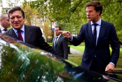 El presidente de la Comisión Europea, José Manuel Durão Barroso, y el primer ministro holandés, Mark Rutte, tras un almuerzo de trabajo en la capital holandesa.