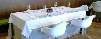 Imagen del comedor interior del restaurante Silabario de Tui (Pontevedra) que ha conseguido una estrella Michelin.