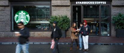 Varias personas salen de un Starbucks, en &Aacute;msterdam.