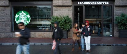 Varias personas salen de un Starbucks, en Ámsterdam.