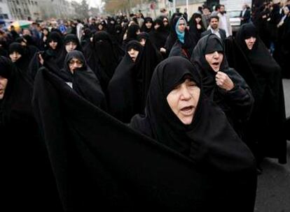 Mujeres iraníes gritan consignas durante una manifestación ayer en el centro de Teherán.