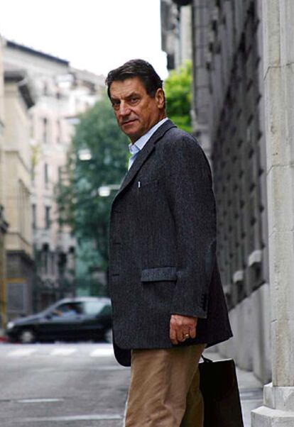 El escritor Claudio Magris, en una calle de Trieste.