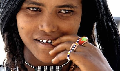 Mujer afar. Desde pequeños se afilaN los dientes en forma de colmillos