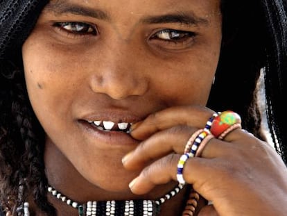 Mujer afar. Desde pequeños se afilaN los dientes en forma de colmillos