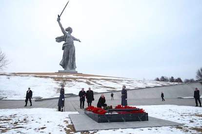 El presidente ruso, Vladímir Putin, visita el complejo conmemorativo de la II Guerra Mundial Mamáyev Kurgán, en Volgogrado, el jueves 2 de febrero.