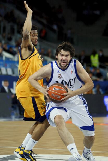 Llull intenta penetrar a canasta durante el partido ante el Gran Canaria.