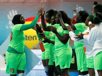 Las jugadoras de la selección de Camerún, el pasado día 7, se saludan al terminar el partido contra Polonia en el Mundial de balonmano.