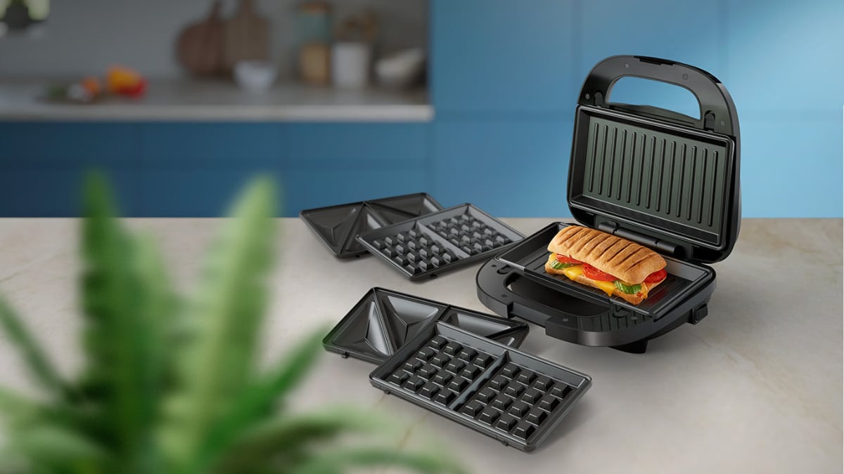 Parece una sandwichera común, pero incluye 3 juegos de placas diferentes para cambiar de receta al instante