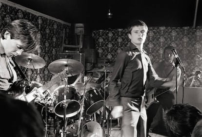 Los integrantes de Joy Division -Bernard Sumner, Ian Curtis y Peter Hook- durante un concierto en Reino Unido el 14 de marzo de 1979, un año antes de que Curtis se quitara la vida.