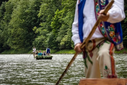 En los montes Pieninos, el río Dunajec ha excavado una garganta de más de 300 metros de profundidad cuyas paredes de roca caen prácticamente verticales. El Dunajec es un río fronterizo entre Polonia y el norte de Eslovaquia, y aquí se contemplan algunas de las estructuras geológicas más interesantes de Europa. En otros tiempos, este río se utilizaba para transportar la codiciada madera de los montes Tatra en almadías hasta Gdańsk, pero hoy los paseos en balsa son una atracción turística. Si el río fluye con calma en su tramo inicial, cuando llega a esta garganta la cosa se anima.