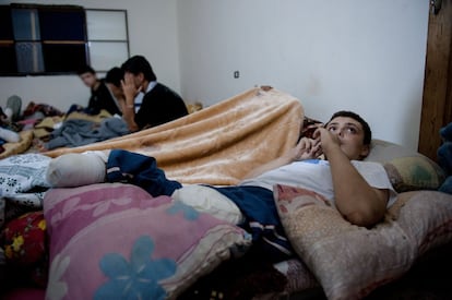 Suleimán, refugiado sirio de 14 años es tratado en un hospital informar de Arsal tras perder ambas piernas en su huida del asalto a la ciudad siria de Quseir, en junio de 2013