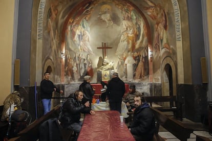 Les primeres persones que aquest dilluns s'han beneficiat dels serveis de la parròquia. La iniciativa està inspirada en la del pare Àngel, fundador de Missatgers per la Pau, que la duu a terme des de fa un any i mig a la parròquia madrilenya de Sant Antón.