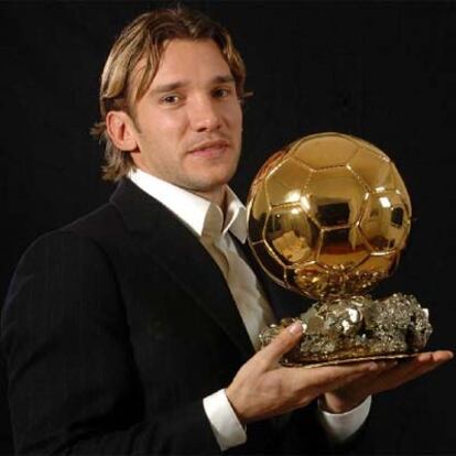 Shevchenko posa con el Balón de Oro.