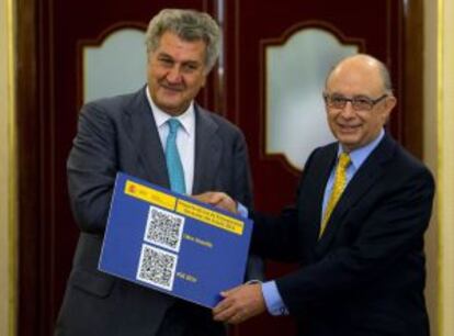 El ministro de Hacienda, Cristóbal Montoro, entregó a Posada los Presupuestos de 2014 el pasado lunes.