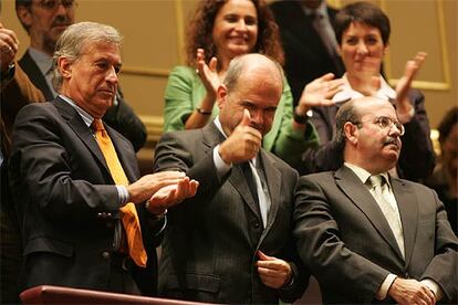 Juan José López, delegado del Gobierno en Andalucía; Manuel Chaves, presidente de la Junta, y Gaspar Zarrías, consejero de Presidencia, en el Congreso.