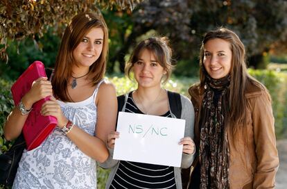 Vernica Garca (18 a?os, de Cuenca), Sara Gmez (17, de Madrid) y Laura Gabirondo (18, de Madrid), estudiantes de primero de Farmacia, en la Universidad Complutense de Madrid.