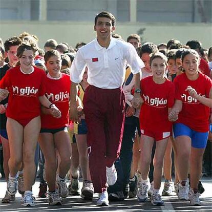 Hicham el Guerruj, en octubre de 2004, con un grupo de niños en la Carrera por la Paz celebrada en Gijón.